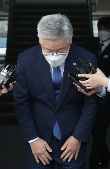 이재명 경기지사가 16일 대법원 판결 이후 경기도 수원시 경기도청에서 지지자들에게 감사 인사하고 있다. 연합뉴스